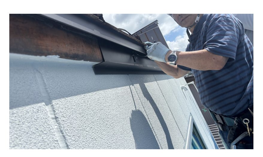 劣化した既存雨樋を撤去後、新しい雨樋へ交換していきます。
勾配や固定位置を確認しながら施工することで、雨水が滞留せずスムーズに排出されるよう調整していきます。