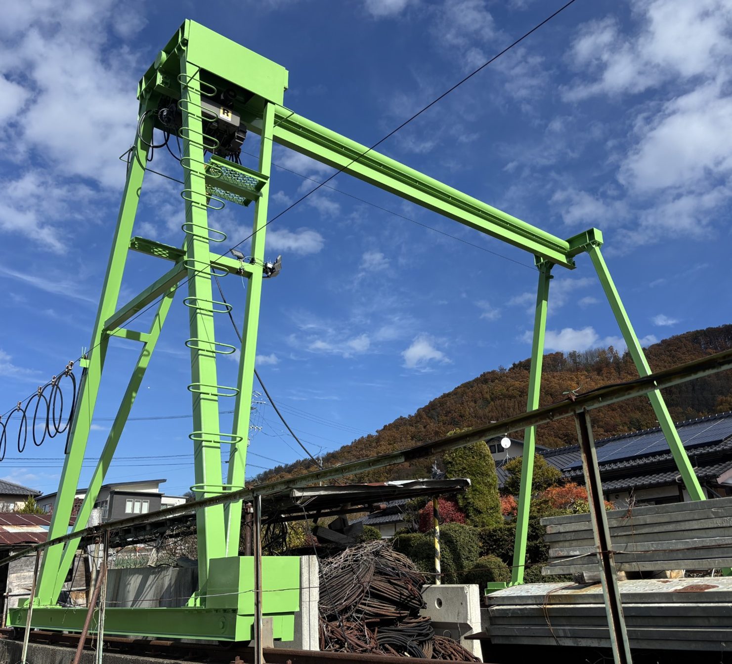 無機塗料による鉄骨クレーン塗装工事が完了した施工後の全景。