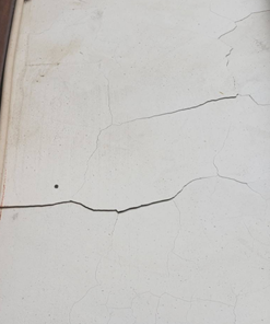 漆喰壁に発生したひび割れの症状。漆喰補修工事が必要な劣化状態。