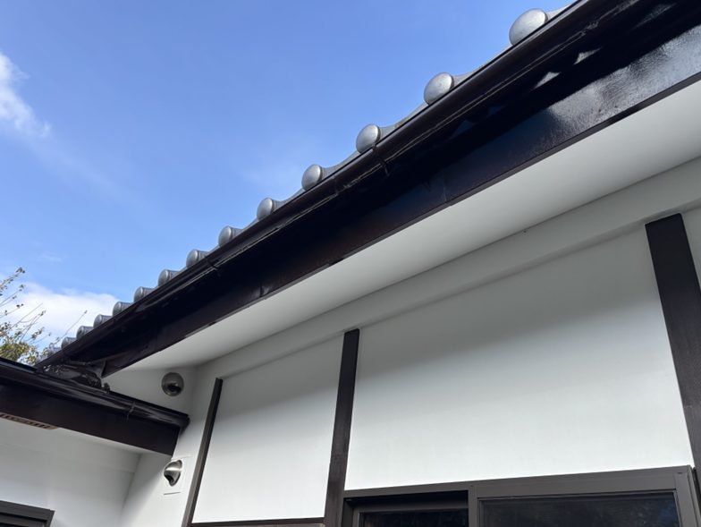 漆喰壁のひび割れ補修後の仕上がり。下地補修とコテ塗り工事を行い、きれいに復元した状態。