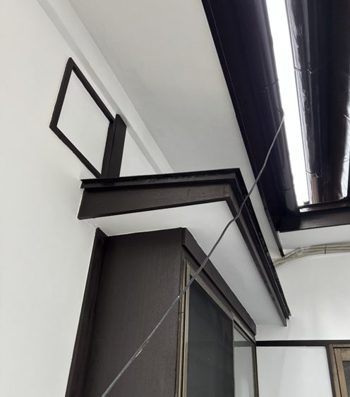 漆喰塗り工事中の軒天・外壁部分。劣化箇所を確認し補修を行ってる様子。