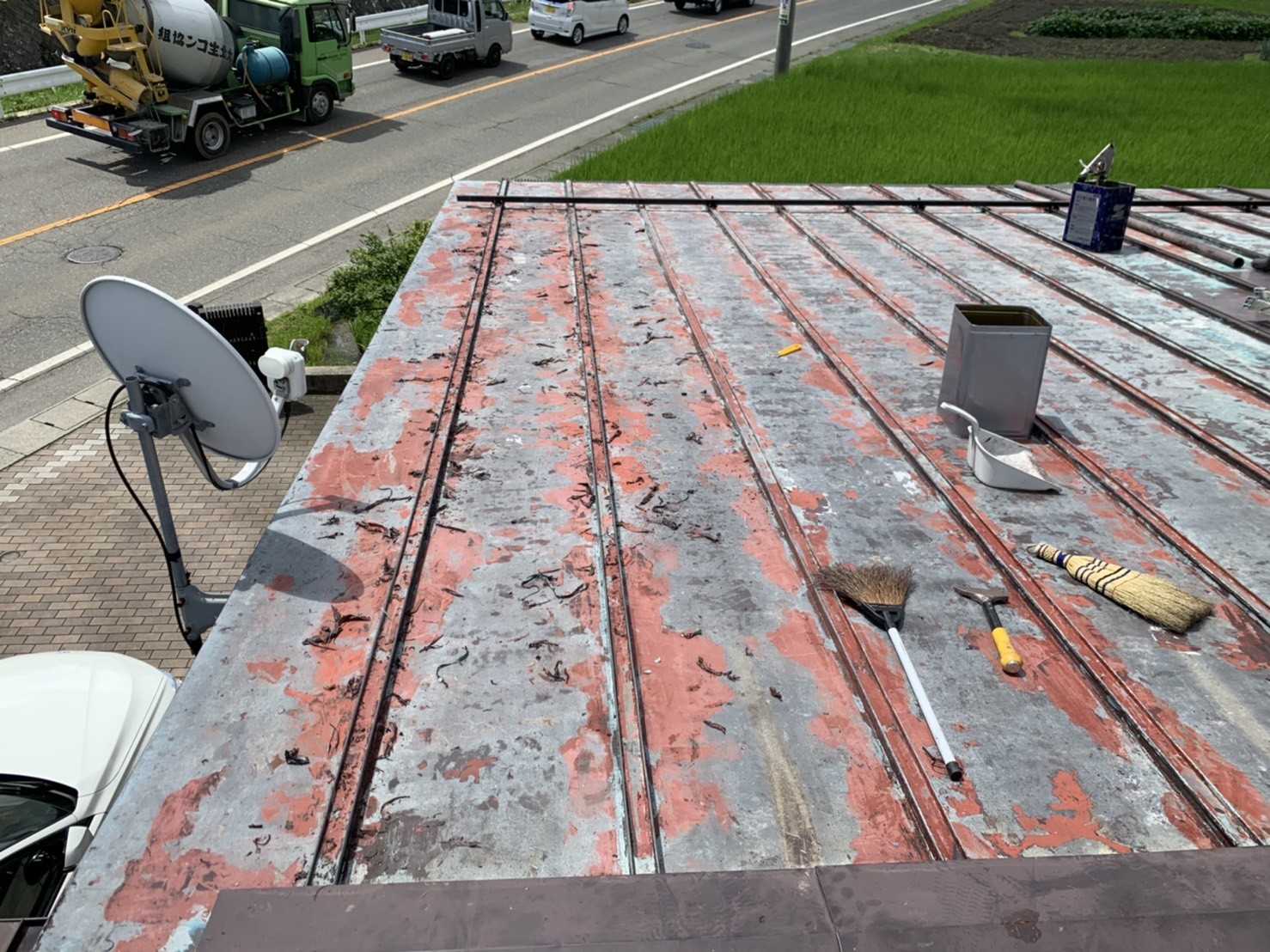 塗膜が浮いていたため、全面剥離を行った状態