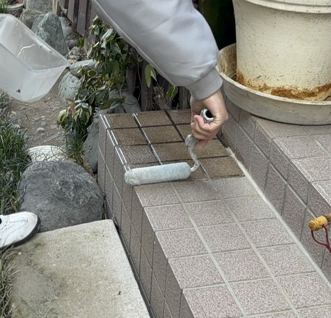 松本市タイル床防滑る塗料塗装施行中状況