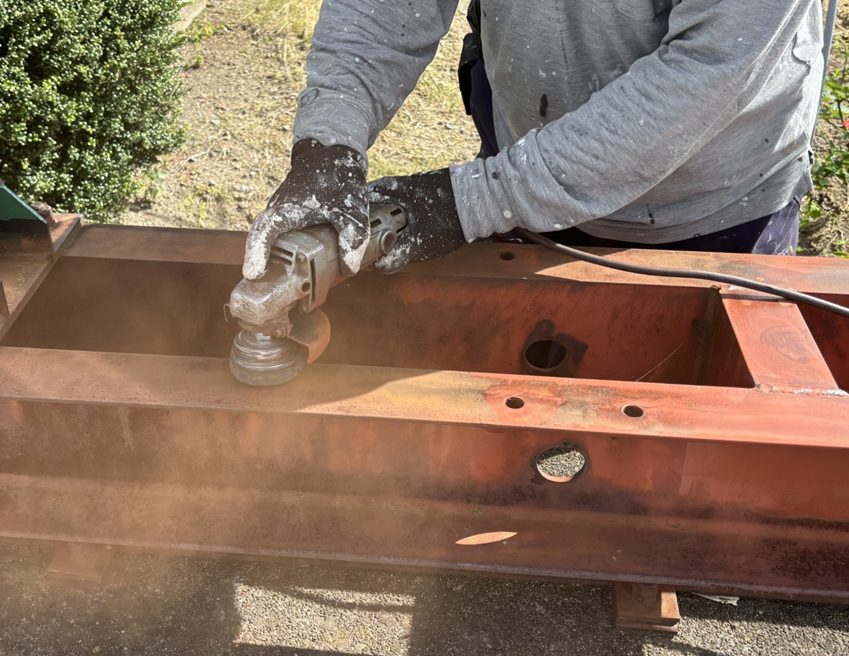 鉄骨塗装のケレン作業。塗装の種類に応じて下地を整え、錆や旧塗膜を除去している工程